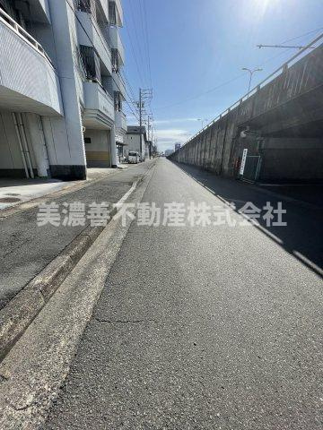 ６４８６８　岐阜市鏡島中古戸建ての前面道路含む現地写真