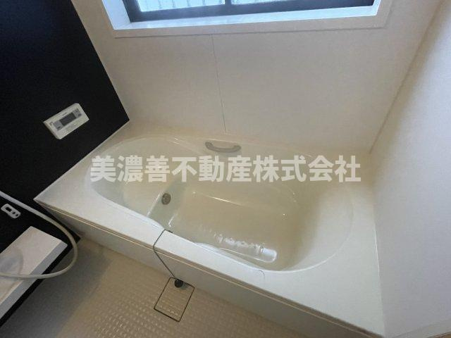 ６４８６８　岐阜市鏡島中古戸建ての浴室