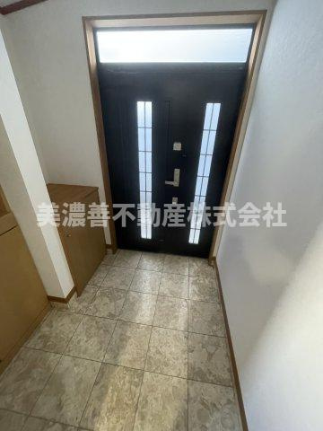 ６４８６８　岐阜市鏡島中古戸建ての玄関