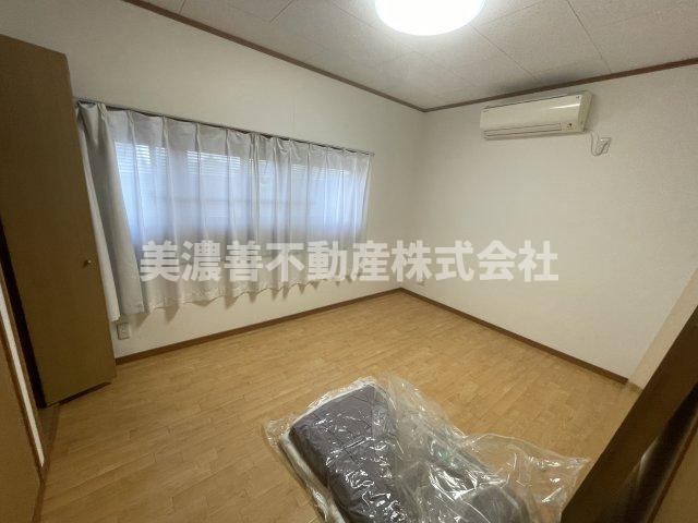 ６４８６８　岐阜市鏡島中古戸建ての洋室
