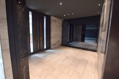 【エントランス】 | La Douceur新大阪 | ゆとりのあるエントランスです