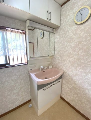 大網白里市永田　中古住宅の独立洗面台|敷地約98坪 ５DK　JR外房線大網駅徒歩約19分 リビング防音 カーポート2台 ユニットバス