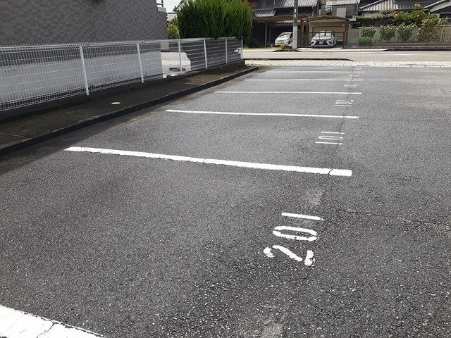 プラザ亀山の駐車場