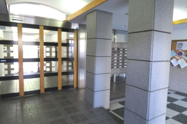 川口幸町パーク・ホームズのエントランス