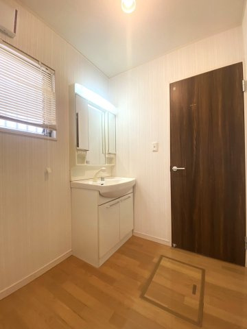 伏見区日野岡西町の洗面所|小窓が設置されているので、空気がこもりがちな洗面室の換気のお悩みも解消です。現地（2024年6月）撮影