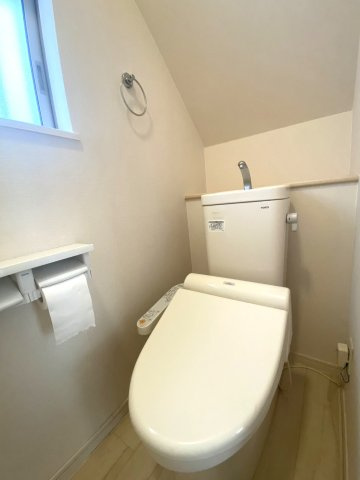 伏見区日野岡西町のトイレ|あったら便利な二連ペーパーホルダーがあり、トイレにも小窓が設置されていて、常にキレイな空気で換気できます。現地（2024年6月）撮影