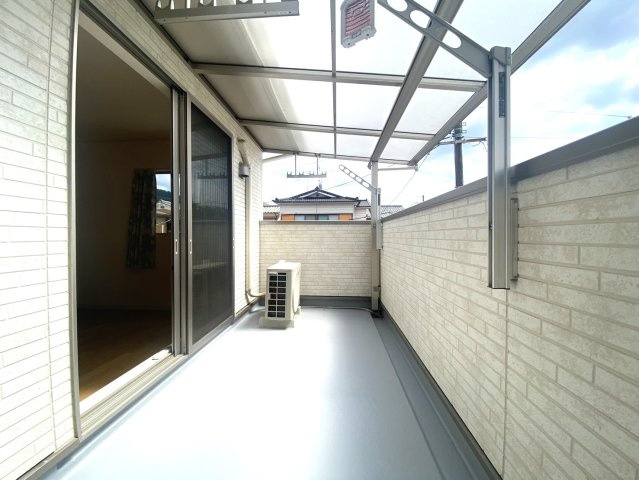 伏見区日野岡西町のバルコニー|広々としたバルコニーはテラス付で、雨の日の洗濯物も心配いりません。晴れた日は大きな洗濯物も干せる広さです。現地（2024年6月）撮影