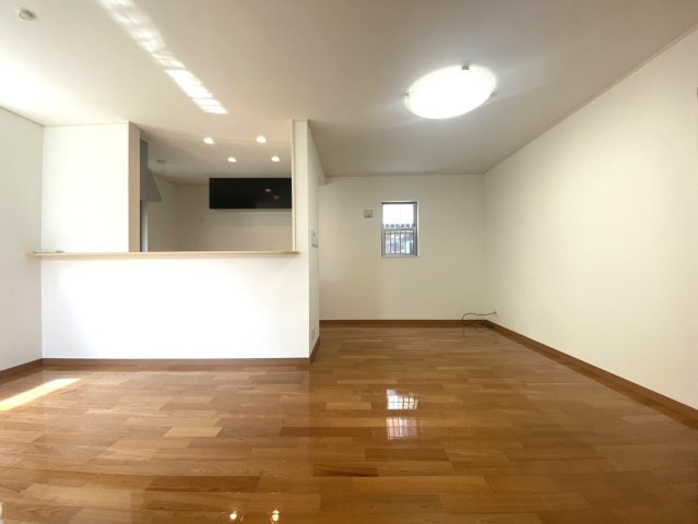 伏見区日野岡西町の居間・リビング|人気の対面式キッチン。家族の様子を見ながら家事ができます。広々15.7畳のリビングは、使い勝手の良い広さと形状です。現地（2024年6月）撮影