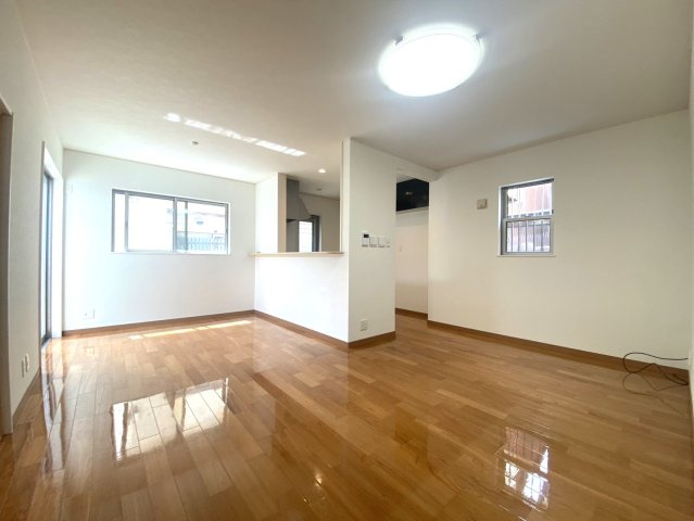 伏見区日野岡西町の居間・リビング|リビングは寒い日に嬉しい床暖房が採用されています。陽当りも良好で、ポカポカ陽気がお部屋を明るく照らしてくれます。現地（2024年6月）撮影