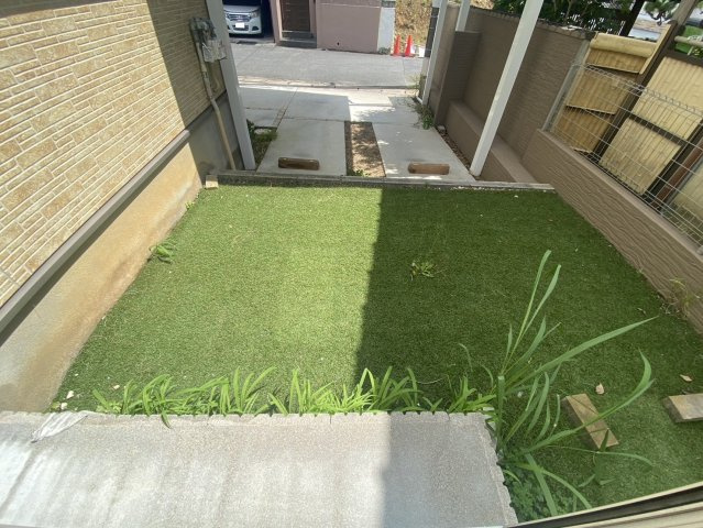 伏見区日野岡西町の庭|ほどよい広さの庭スペースは、お子様の水遊び場やペットの遊び場などに最適です。現地（2024年6月）撮影