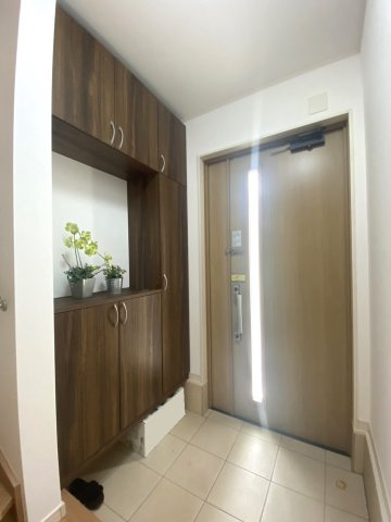 伏見区日野岡西町の玄関|コの字型のシューズボックスは収納力◎です。空きスペースには、記念の飾り物や鍵スペースなど活用できます。現地（2024年6月）撮影