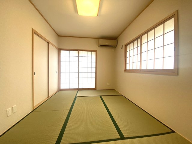 伏見区日野岡西町の和室|廊下からもリビングからも行き来できる和室は、2面の窓から自然の光が差し込みます。食事後の家族団らんスペースにも良いですね。現地（2024年6月）撮影