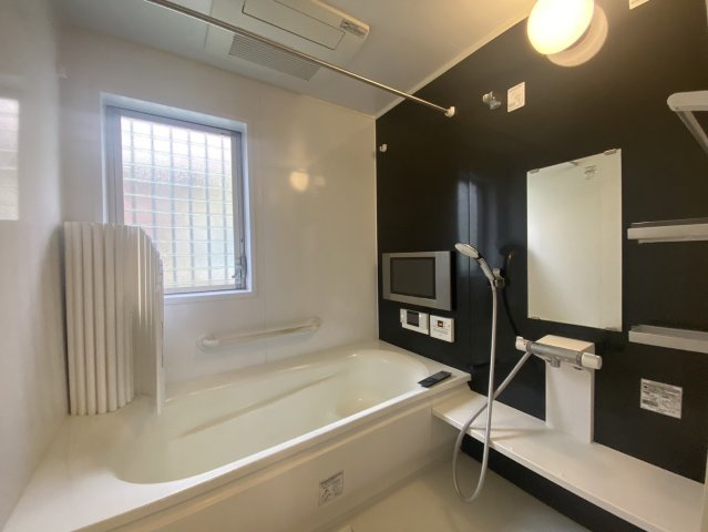 伏見区日野岡西町の浴室|浴室暖房乾燥機・ミストカワック付の浴室は、大画面のテレビもあり一日の疲れをゆっくりと癒してくれる浴室です。現地（2024年6月）撮影