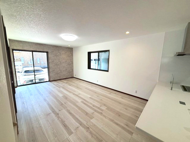 西伊敷4丁目　新築戸建て①の居間・リビング|広々としたリビングです。家具を置いても十分な広さです。