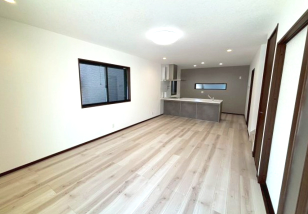 西伊敷4丁目　新築戸建て①の居間・リビング|自然と家族がリビングに集うリビング階段採用。