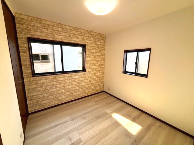 西伊敷4丁目　新築戸建て①の洋室|2面採光で明るい洋室です。