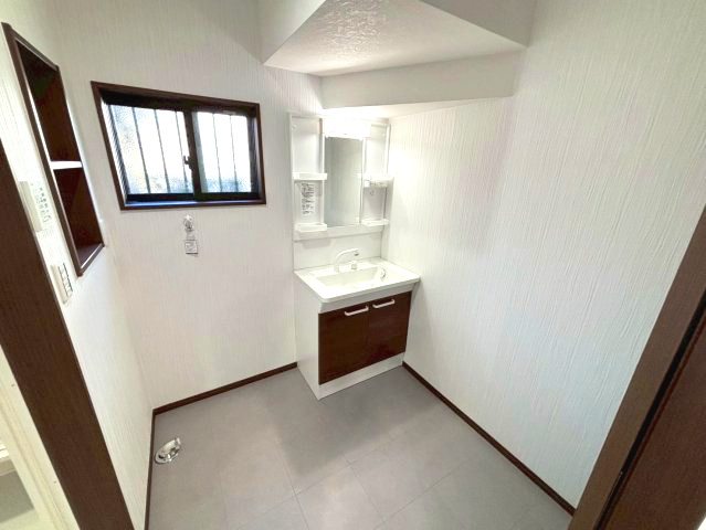 西伊敷4丁目　新築戸建て①の洗面所|シャワー付き洗面化粧台のある洗面所です。