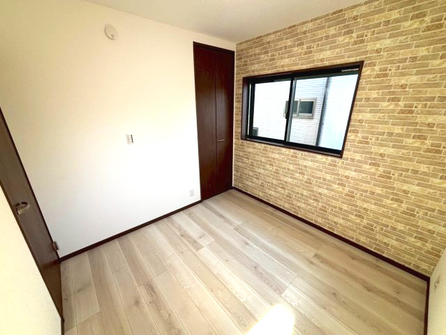 西伊敷4丁目　新築戸建て①の洋室|壁紙が可愛らしい洋室です。