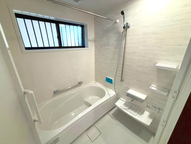 西伊敷4丁目　新築戸建て①の浴室|浴室暖房乾燥機付のシステムバスルームです。半身浴を楽しめるエコベンチ浴槽です。