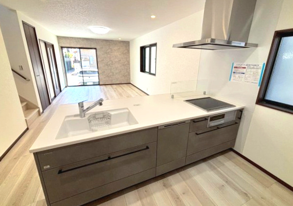 西伊敷4丁目　新築戸建て①のキッチン|リビングを見渡せるオープンフラットシステムキッチンです。食器洗浄乾燥機付き♪