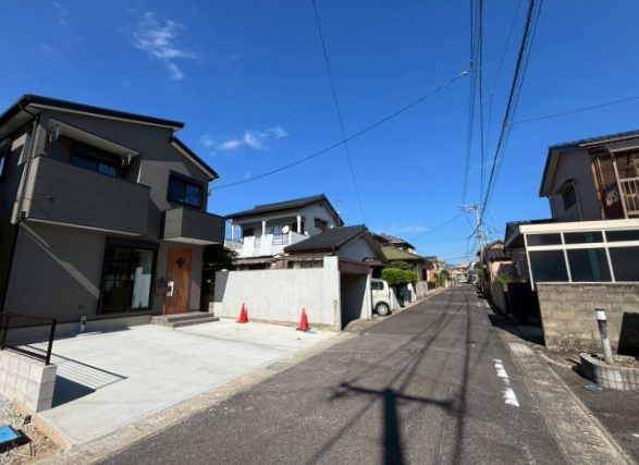 西伊敷4丁目　新築戸建て①の前面道路含む現地写真|伊敷団地内の平坦地。道路との段差がなくスムーズに駐車できます。
