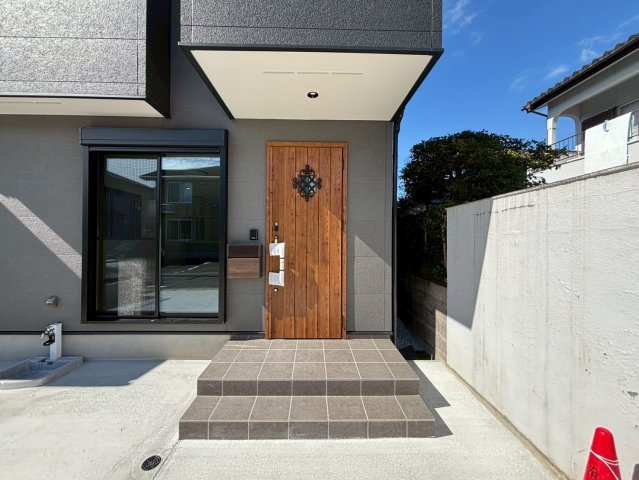 西伊敷4丁目　新築戸建て①の玄関|TVモニター付きインターフォンやポスト付きです。