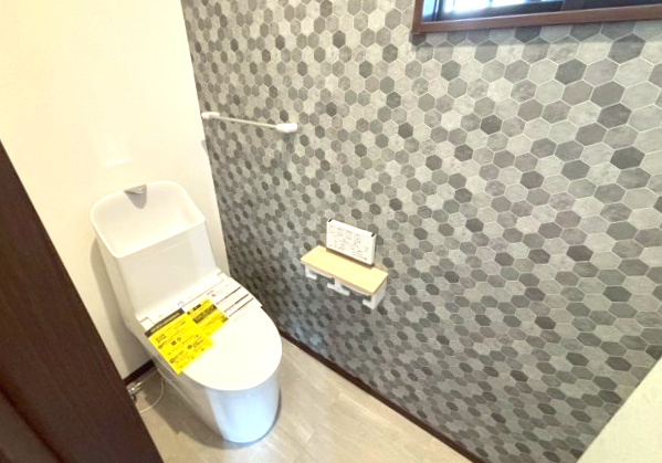 西伊敷4丁目　新築戸建て①のトイレ|1階のトイレです。温水洗浄便座トイレなので冬も便座が暖かくヒヤリとしません。