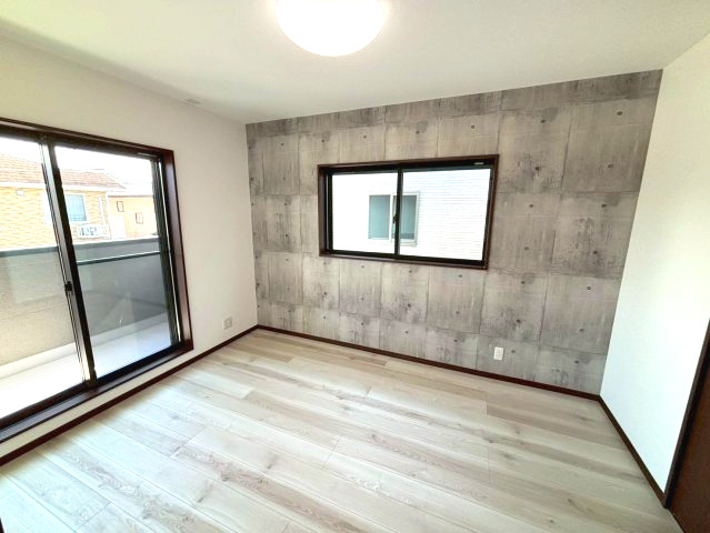 西伊敷4丁目　新築戸建て①の洋室|2階のバルコニーへ出入りできる洋室です。主寝室におすすめです。