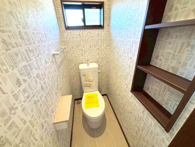 西伊敷4丁目　新築戸建て①のトイレ|2階にもトイレを設置しています。1階まで降りなくても良いのが助かりますね。