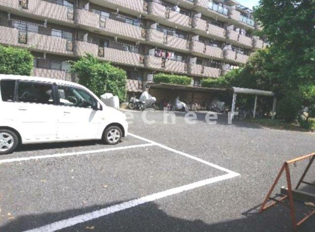 グリムコートの駐車場