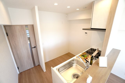 【キッチン】 | 【上質リノベ】三滝コーポラス | 【キッチンスペース】
リビングに面した明るい対面キッチンにリノベーション！
キッチン天板は白、収納扉は木調をセレクトし、優しい雰囲気を醸し出しています。
また、多機能で毎日の家事を手助けしてくれます！