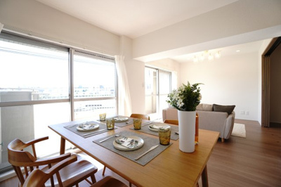 【居間・リビング】 | 【上質リノベ】三滝コーポラス | 【約14.7帖LDK】
デザインリフォームされた室内は
良い雰囲気になっております。
リノベーションで付加価値をプラスし、
ただの『住まい』ではなく『癒しのある空間』
に仕上がっております♪