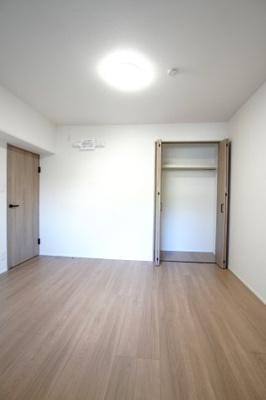 【洋室】 | 【上質リノベ】三滝コーポラス | 【洋室約6.4帖】
どんな家具や敷物でも部屋に馴染みやすく、
コーディネートがし易そうですね。
配置も柔軟に対応できるので身の回りの整理もし易い！
自分好みの空間に出来そうですね！