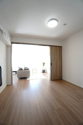 【洋室】 | 【上質リノベ】三滝コーポラス | 【洋室約5.5帖】
在宅勤務・リモートワークの書斎や、
趣味やくつろぎのスペースとしても。
家族と一緒に楽しい時間を過ごす中にも、
一人でくつろげる時間と場所は特に良いですね。