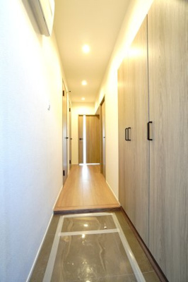 【玄関】 | 【上質リノベ】三滝コーポラス | 【玄関ホール】
人を迎え入れる最初の場所だからこそ、
清潔感があり纏まった空間にして頂ける様に
大型のシューズBOX。
照明はオートライト。消し忘れや
出入りが暗くならなく済みます！