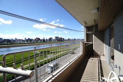 【バルコニー】 | 【上質リノベ】三滝コーポラス | 【バルコニー】
リビング全面が接するワイドバルコニー。
前面の建物が邪魔することなくよく陽が当たり、お洗濯物もすぐ乾きそう！
この位の広さがあると、エアコン室外機を置いても十分なスペースを保てます。