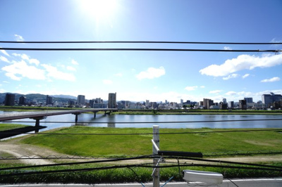 【展望】 | 【上質リノベ】三滝コーポラス | 【四季を感じる】
四季の移ろい・爽やかな青空や風を感じられ
自然を愉しめるパノラマビュー。
毎日の暮らしに余裕を感じさせてくれる、
遮る物の無い開放的な眺望を是非、ご堪能ください。