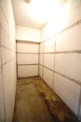 【設備】 | 【上質リノベ】三滝コーポラス | 【約1.8帖トランクルーム】
季節モノの収納やアウトドア用品の保管に便利な、無償トランクルーム付き。
お部屋の中をすっきり保てる、暮らしを整える＋αの収納空間です。