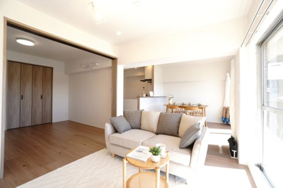 【居間・リビング】 | 【上質リノベ】三滝コーポラス | 【約14.7帖LDK】
今回のリノベーションスタイルは
「グレージュモダン」
やさしい光が差し込むリビングは、
整った空間美と穏やかな時間が感じられる、
心ほどけるようなひとときを過ごすことができます