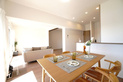 【居間・リビング】 | 【上質リノベ】三滝コーポラス | 【約14.7帖LDK】
キッチンとひと続きのLDKは、
“リバージュグレース”の名にふさわしく、
光と風、景色までも暮らしの一部として
やさしく包み込むような空間に仕上がっています。