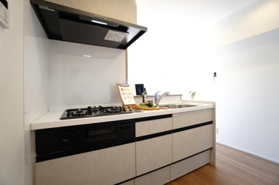 【キッチン】 | 【上質リノベ】三滝コーポラス | ☆キッチンの特徴☆
・クリナップ社製
・アクリストンワークトップ
・浄水器一体型ハンドシャワー水栓
・一度に5人分食器洗い乾燥機は後付け可能
・フラットスリムレンジフード
・換気扇幕板が他の面材と同色