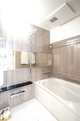 【浴室】 | 【上質リノベ】三滝コーポラス | 【バスルーム】
TOTO社製RWシリーズは
「ゆるリラ浴槽」「カラリ床」で独自の技術によりバスタイムを
よりよく演出してくれます！
更に、浴室暖房乾燥機が標準設備！
お手入れが楽なシステムバスです。