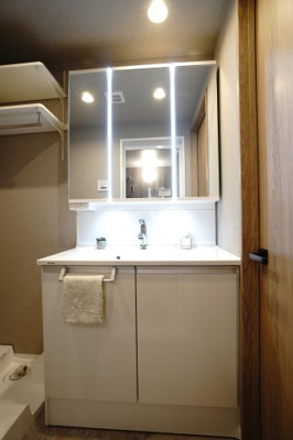 【独立洗面台】 | 【上質リノベ】三滝コーポラス | 【コスメカウンター】
Panasonic社製！
場所を選ばず設置できるスリムタイプ
清潔と快適と美しさを備えた充実機能＆シンプルで、
手間いらずのライフアップ・ドレッサーとなっています。