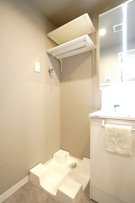 【独立洗面台】 | 【上質リノベ】三滝コーポラス | 【パウダールーム】
嬉しい、タオル掛け付きの2段可動式のリネンラック。
しかも装着が楽なワンタッチ式の給水栓！
洗濯機置場はドラム式の洗濯機も入るサイズですが、
お手持ちのサイズが入るか要確認です！