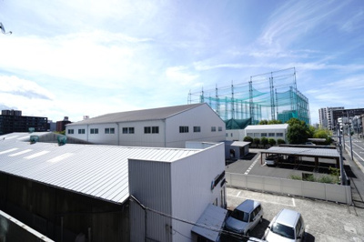 【展望】 | 【上質リノベ】舟入幸町レジデンス | 【四季を感じる】
四季の移ろい・爽やかな青空や風を感じられ
自然を愉しめるパノラマビュー。
毎日の暮らしに余裕を感じさせてくれる、
遮る物の無い開放的な眺望を是非、ご堪能ください。