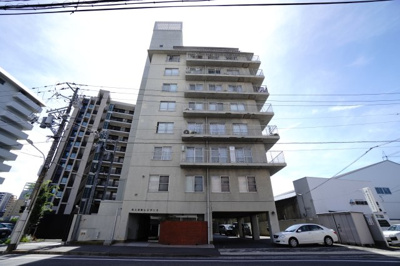 【外観】 | 【上質リノベ】舟入幸町レジデンス | 【資料には掲載していない情報】
物件の陽当りや通風・仕様設備やお部屋の大きさの比較、
近隣・周辺環境や街並みなど、資料には掲載していない情報が
現地にはたくさんあります。是非ご確認ください。