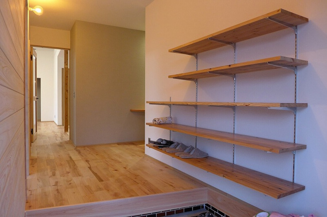 【玄関】 | 古志原2丁目　フルリノベーション戸建 | 落ち着いた玄関です