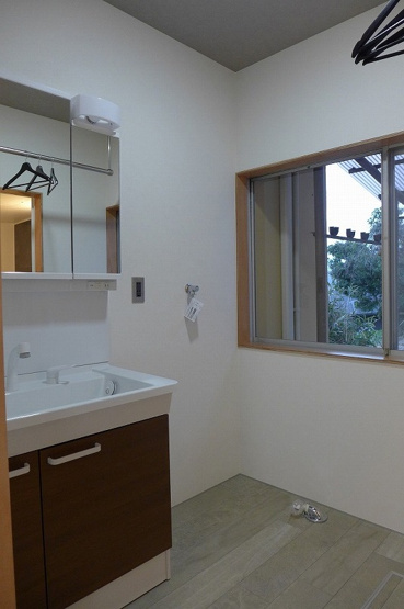 【洗面所】 | 古志原2丁目　フルリノベーション戸建 | 広い洗面スペース