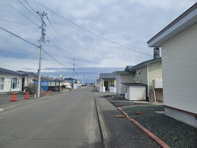 【前面道路含む現地写真】 | 北見市西三輪中古住宅