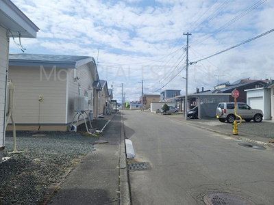 【前面道路含む現地写真】 | 北見市西三輪中古住宅